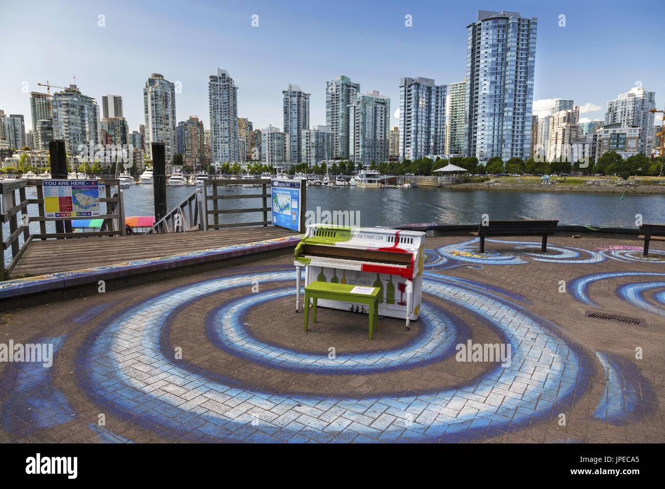 Klavier Musikinstrument auf False Creek Seawall nahe Cambie Brücke Aquabus Water Taxi Terminal mit Blick auf Vancouver City Center Hochhäuser Stockfoto