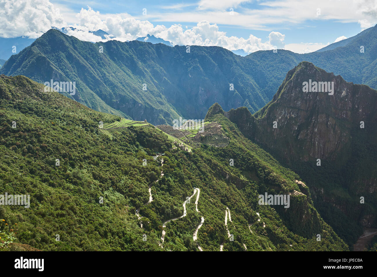 Machu Picchu Berglandschaft an sonnigen Tag. Aerial Panoramablick auf Machu Picchu Stockfoto