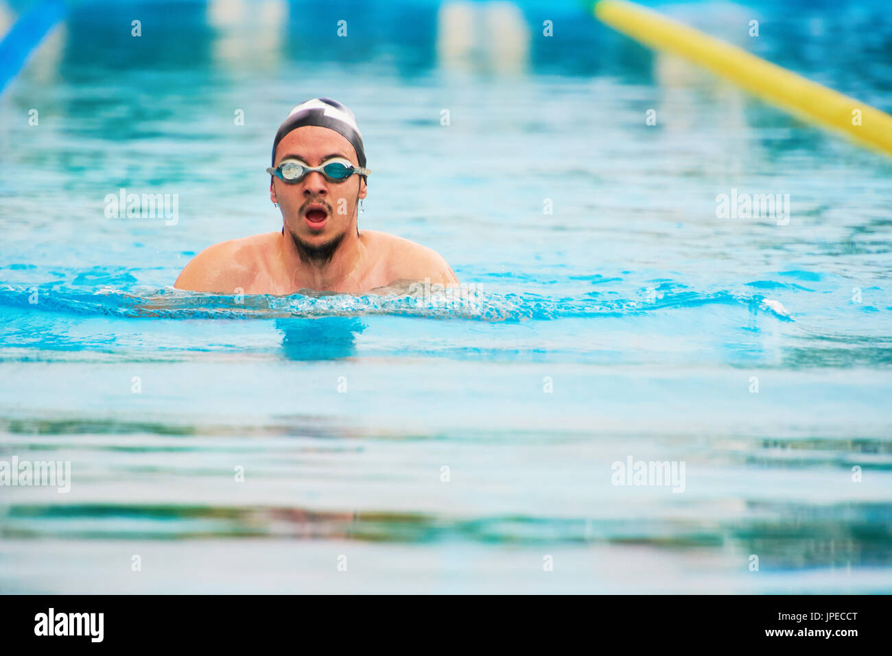 Mann Schwimmen im Pool Lane. Junge Sportler im pool Stockfoto