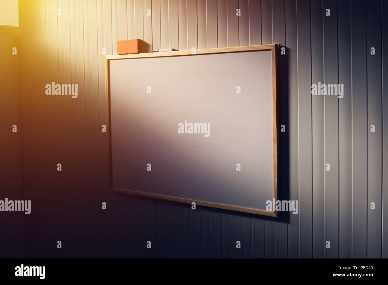 Leeres Whiteboard im Büro, weiße Board als textfreiraum für Geschäfts- oder Bildung Nachrichtentext oder Grafiken Stockfoto