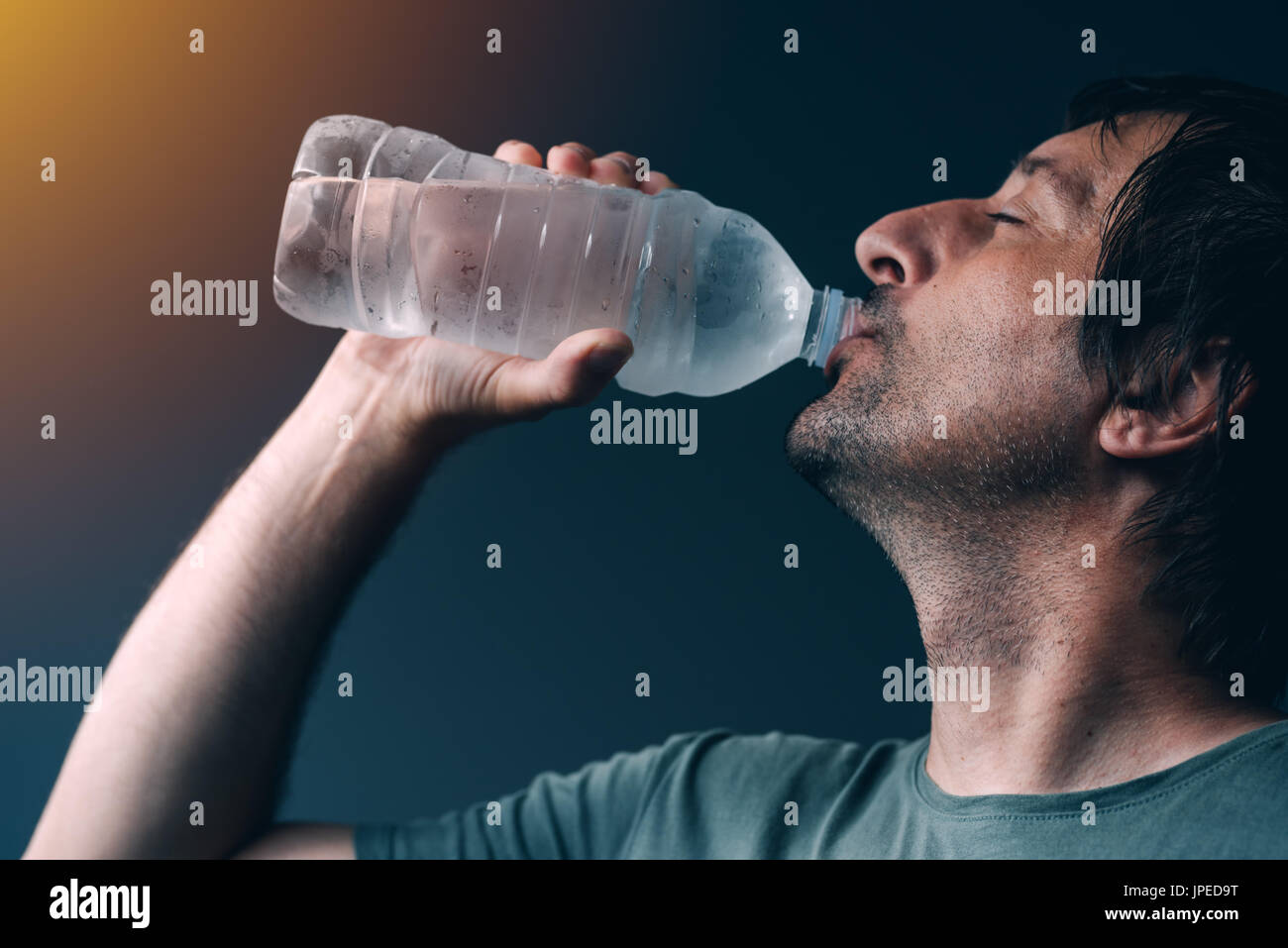 Man Trinkwasser aus der Flasche für Erfrischung und rehydratation Stockfoto