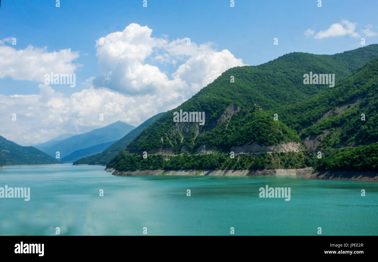 Zhinvali, auch Jinvali, ist eine knstliche Wasser-Reservoir befindet sich  am Fluss Aragvi in Georgien. Das Gebude der Staudamm bildete die Zhin  Stockfotografie - Alamy
