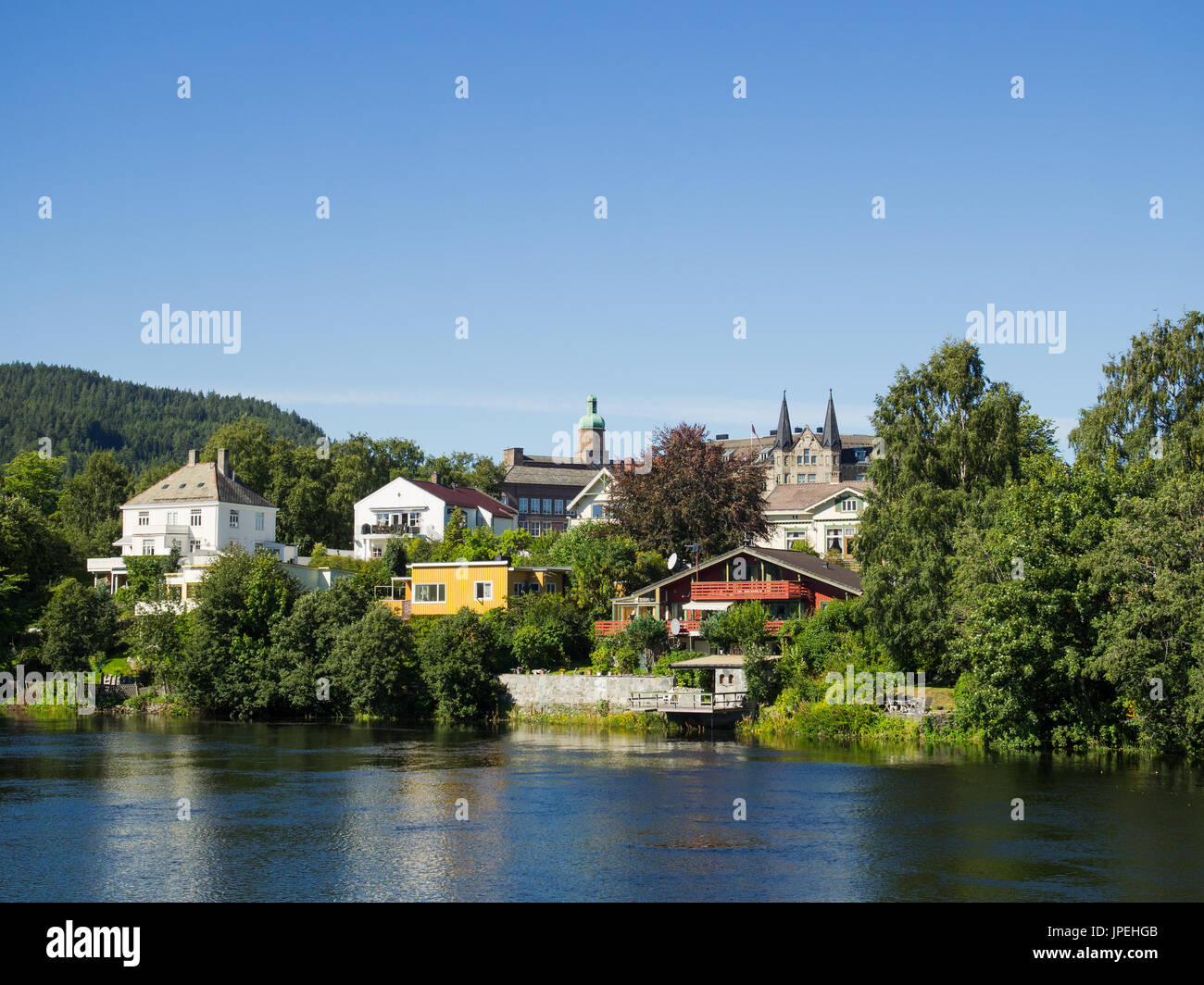 Nidelven Flusses Nid in Trondheim, der drittgrößten Stadt Norwegens mit dem Ila-Bezirk im Hintergrund. Stockfoto