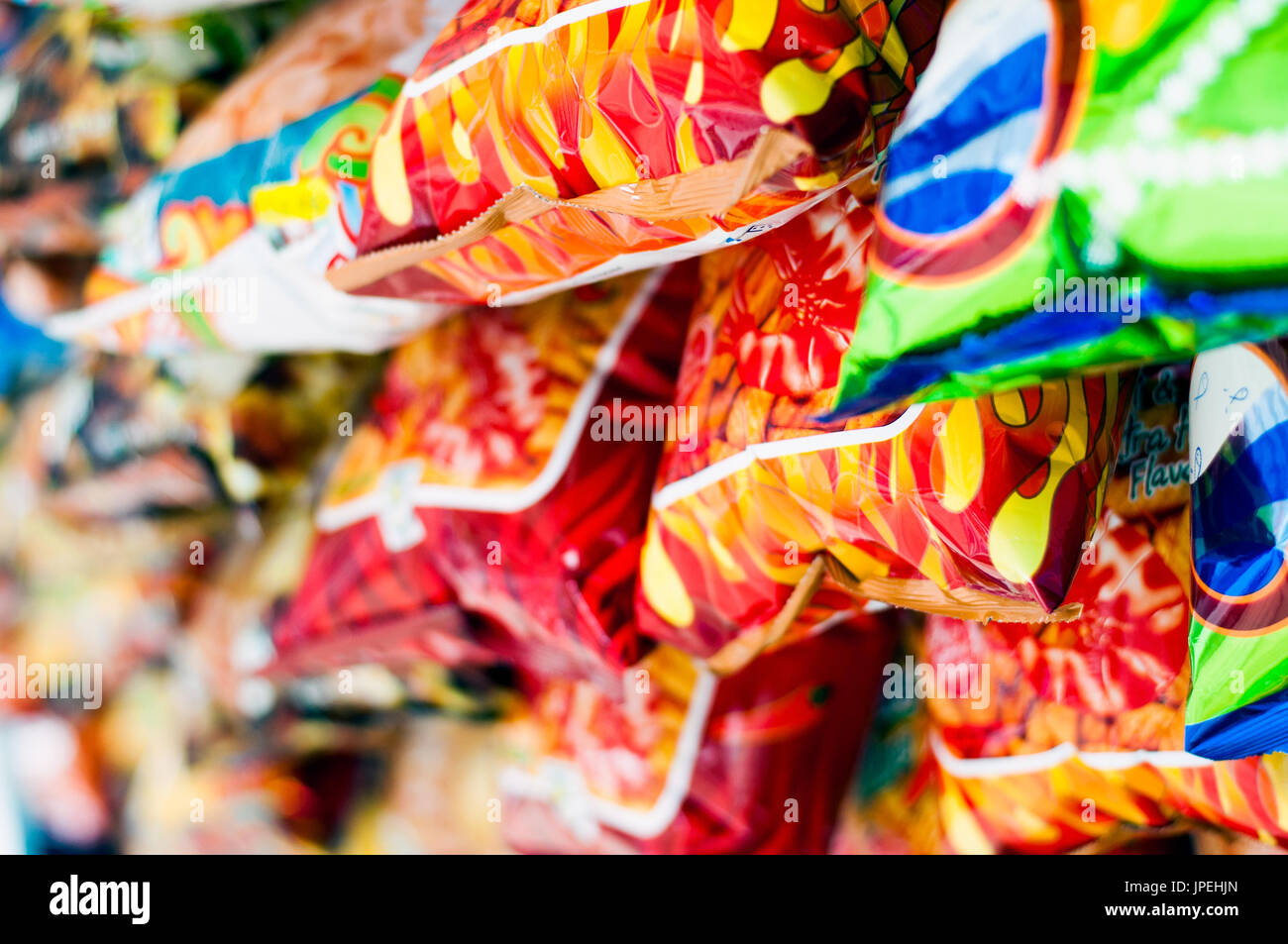 Pakete von Chips auf dem Display an Sari-Sari store, Rizal Avenue, Puerto Princesa, Palawan, Philippinen Stockfoto