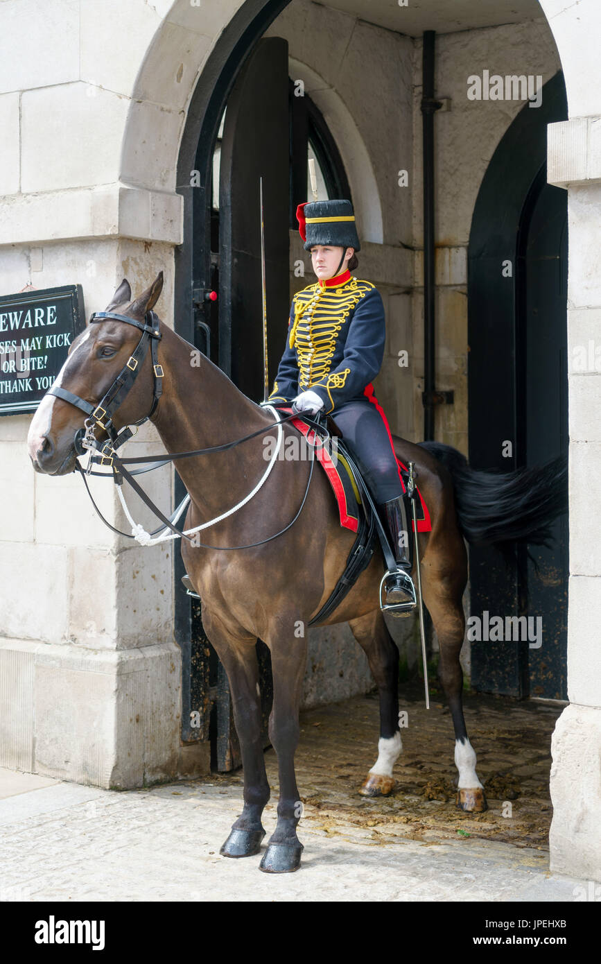 LONDON - 30 Juli: Kings Troop Royal Horse Artillery in Whitehall London am 30. Juli 2017. Unbekannte Frau Stockfoto