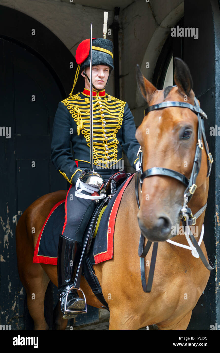 LONDON - 30 Juli: Kings Troop Royal Horse Artillery in Whitehall London am 30. Juli 2017. Unbekannter Mann Stockfoto