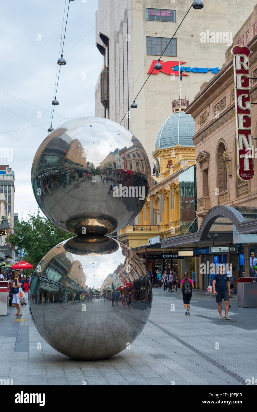 Moderne Skulptur "The Malls Balls" in Rundle Street Mall das größte Einkaufszentrum in Adelaide, South Australia. Stockfoto