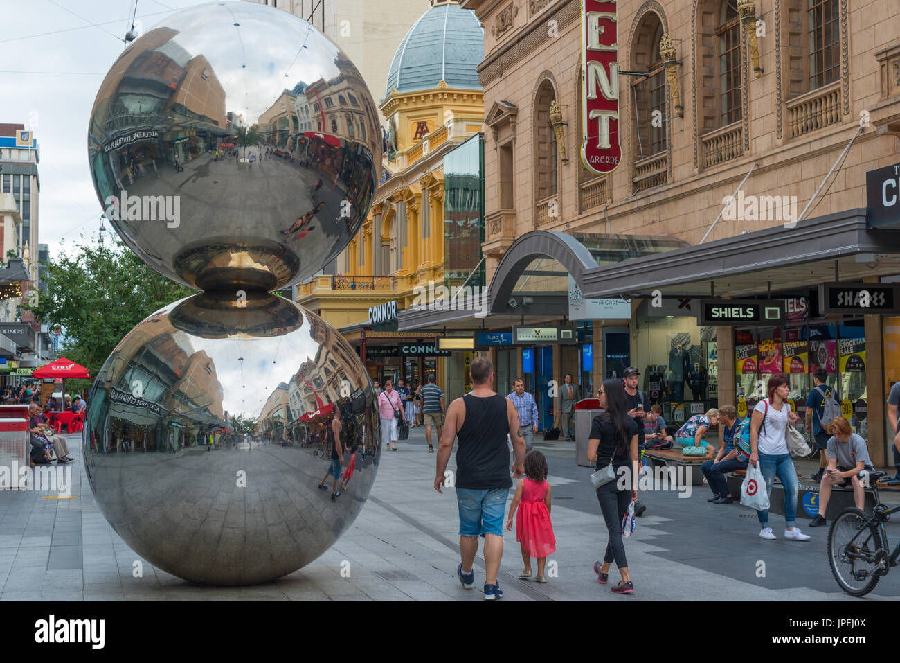 Moderne Skulptur "The Malls Balls" in Rundle Street Mall das größte Einkaufszentrum in Adelaide, South Australia. Stockfoto