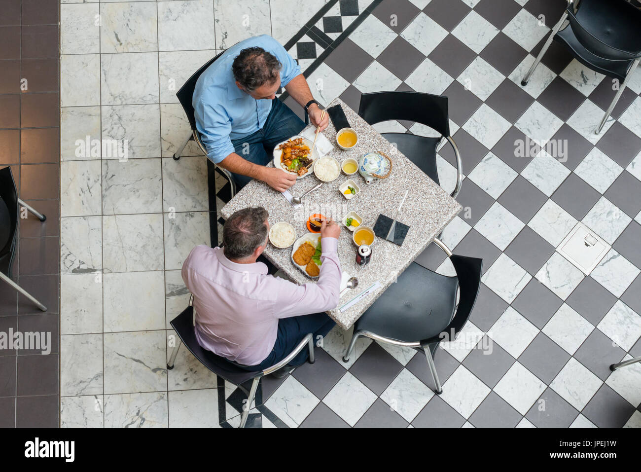 Luftaufnahme von zwei Männern im Café in Adelaide Arcade. South Australia. Stockfoto