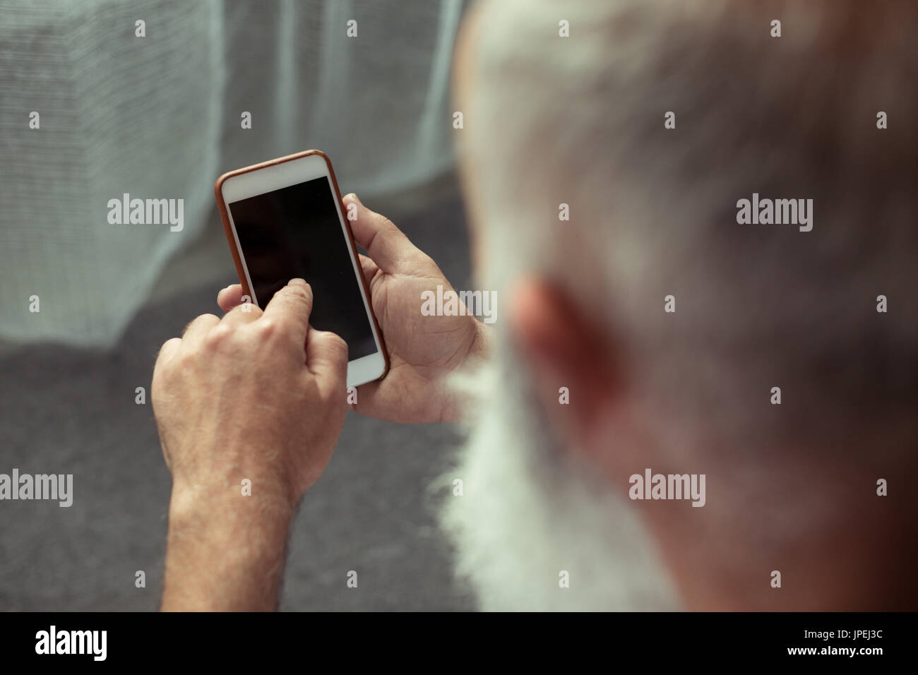 senior Menschenbild mit Smartphone und verweist auf sie zugeschnitten Stockfoto