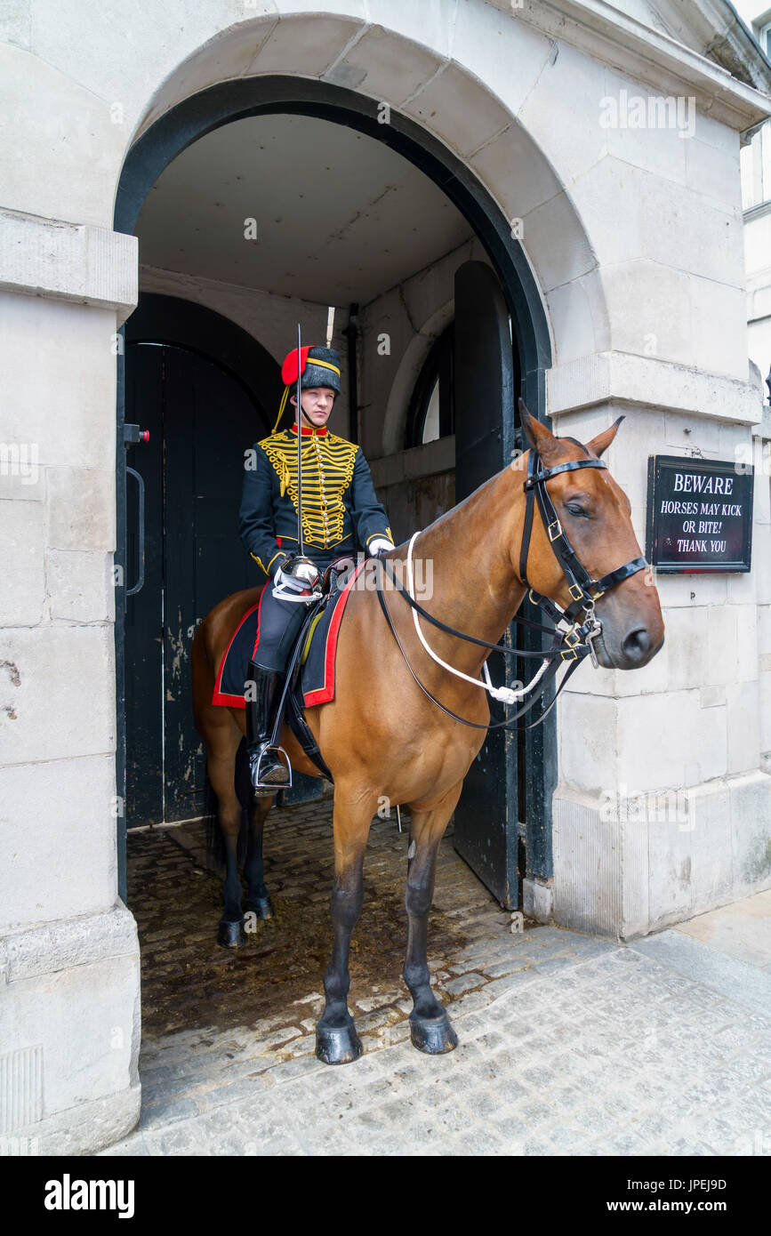 LONDON - 30 Juli: Kings Troop Royal Horse Artillery in Whitehall London am 30. Juli 2017. Unbekannter Mann Stockfoto