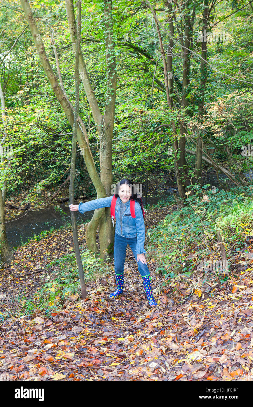 Frau stehend auf Waldweg Stockfoto