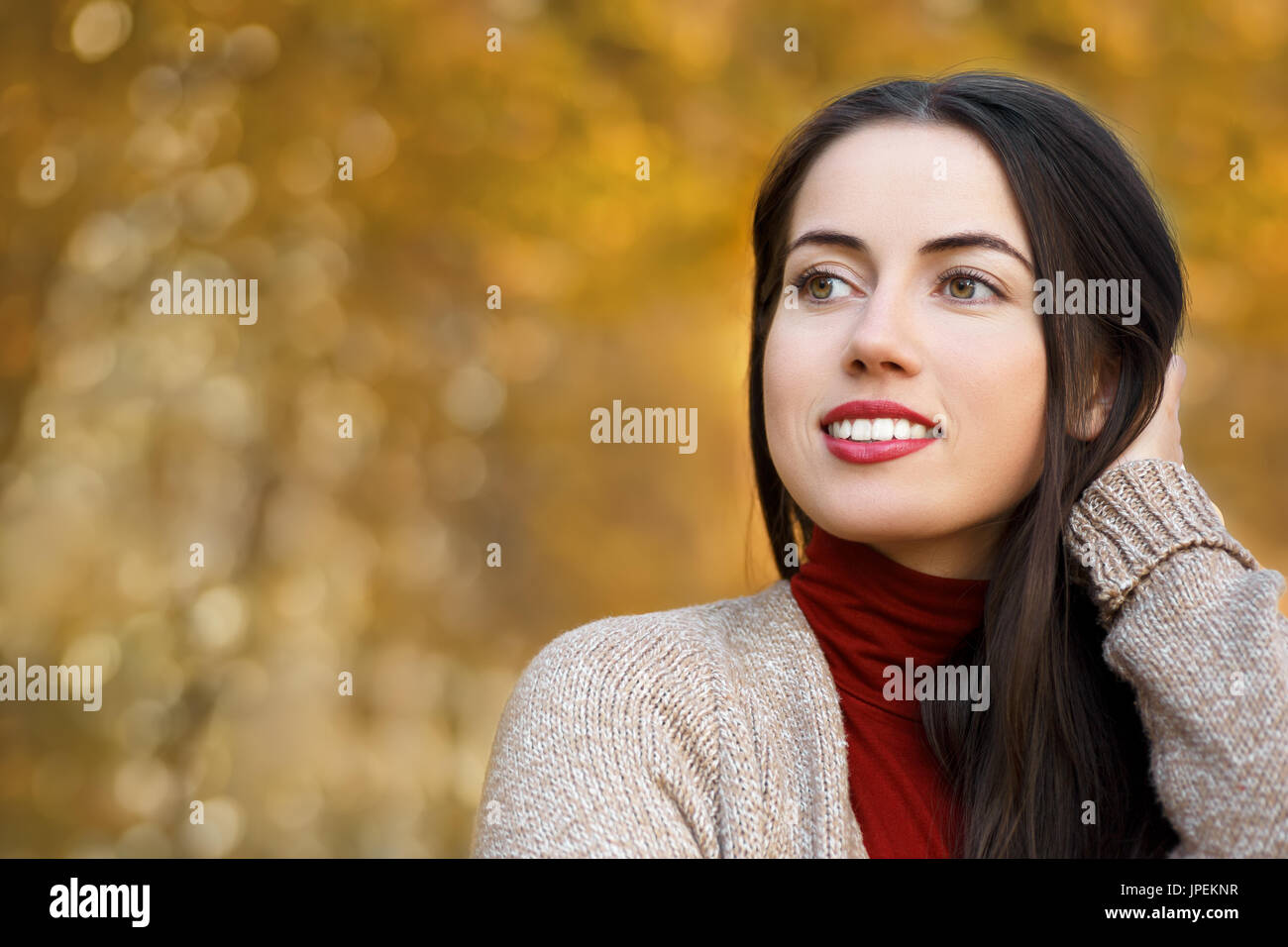 Junge glücklich lächelnde Frau im Freien auf Herbsttag. Closeup Herbst Porträt von Mädchen im park Stockfoto