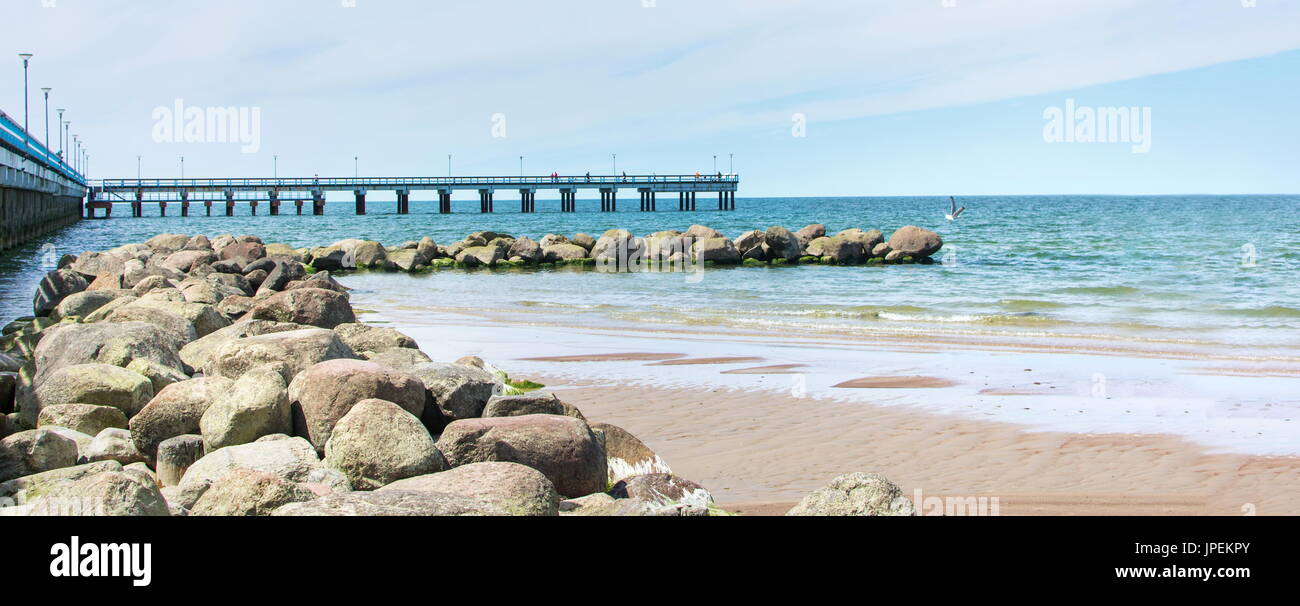 Felsen und Dock von Palanga Beach Resort in Litauen Stockfoto