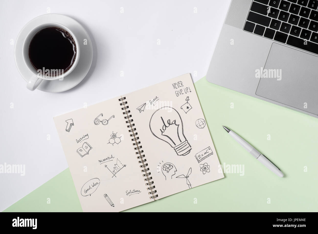Business-Ideen, Kreativität, Inspiration und Start-up-Konzepte, Ideen Nachricht auf Notebook mit Glühbirne. Stockfoto