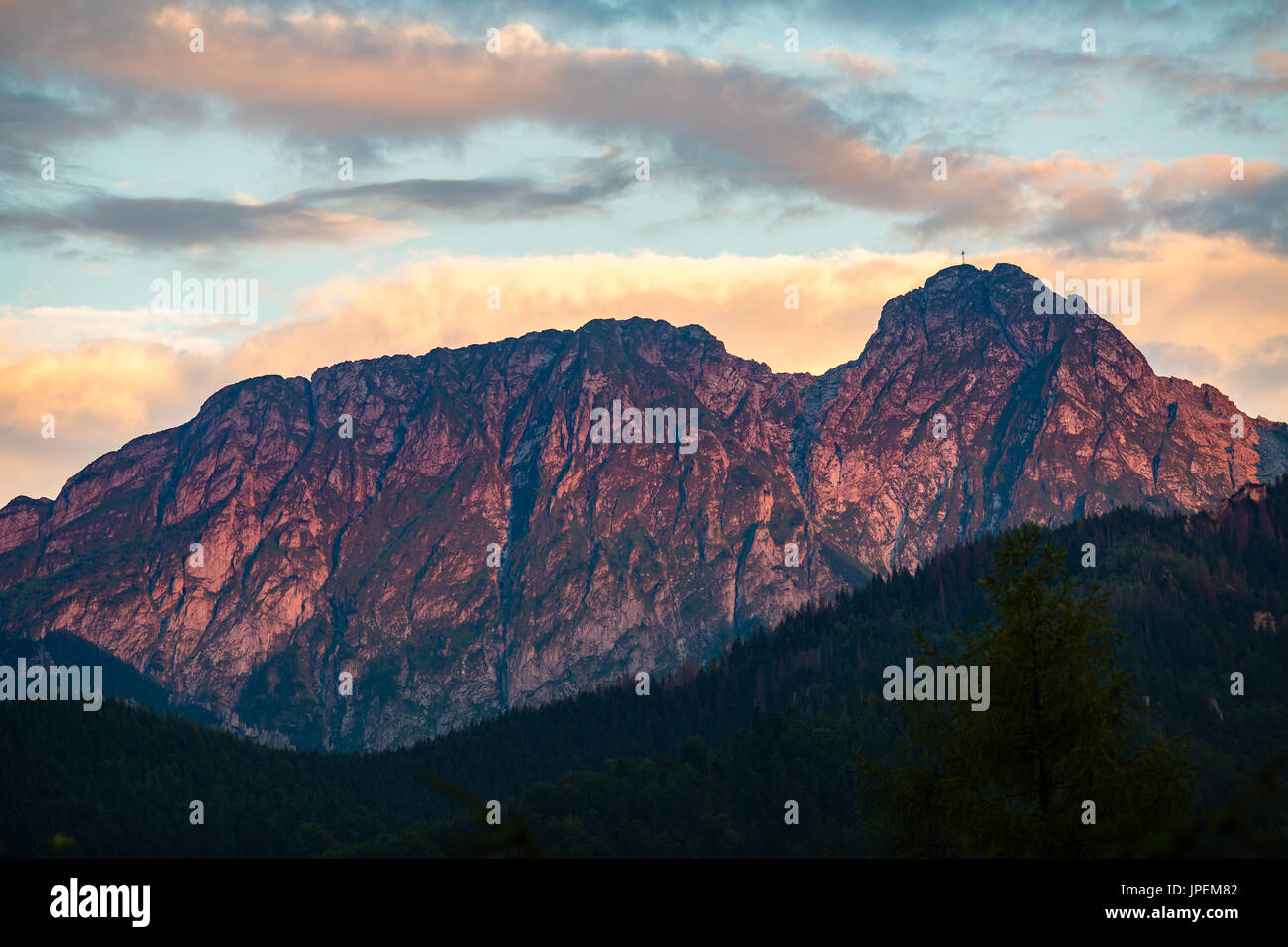 Den Berg Giewont, inspirierende Berge Landschaft, schönen Tag im Sommer, Tatra, Bergrücken über blauen Himmel in Zakopane, Polen Stockfoto