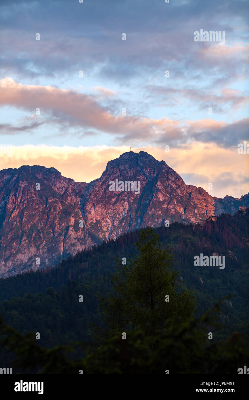 Den Berg Giewont, inspirierende Berge Landschaft, schönen Tag im Sommer, Tatra, Bergrücken über blauen Himmel in Zakopane, Polen Stockfoto