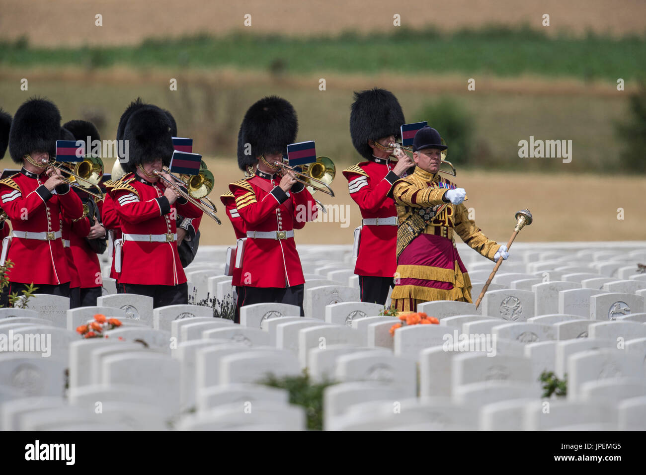 Britische Truppen nehmen Teil an den Veranstaltungen zum Gedenken für den Weltkrieg eine Schlacht von Passchendaele auf dem Tyne Cot-Friedhof in der Nähe von Ypern in Belgien. Die Militärkapelle der Irish Guards. Stockfoto