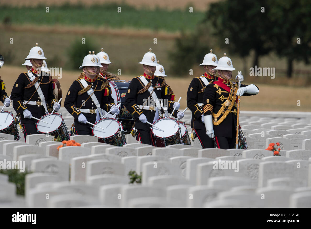 Britische Truppen nehmen Teil an den Veranstaltungen zum Gedenken für den Weltkrieg eine Schlacht von Passchendaele auf dem Tyne Cot-Friedhof in der Nähe von Ypern in Belgien. Die Militärkapelle der Marines Stockfoto