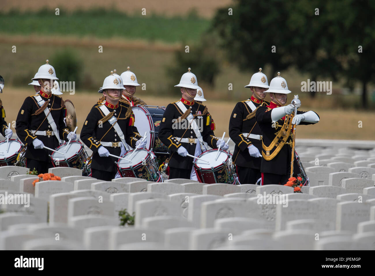 Britische Truppen nehmen Teil an den Veranstaltungen zum Gedenken für den Weltkrieg eine Schlacht von Passchendaele auf dem Tyne Cot-Friedhof in der Nähe von Ypern in Belgien. Die Militärkapelle der Marines Stockfoto
