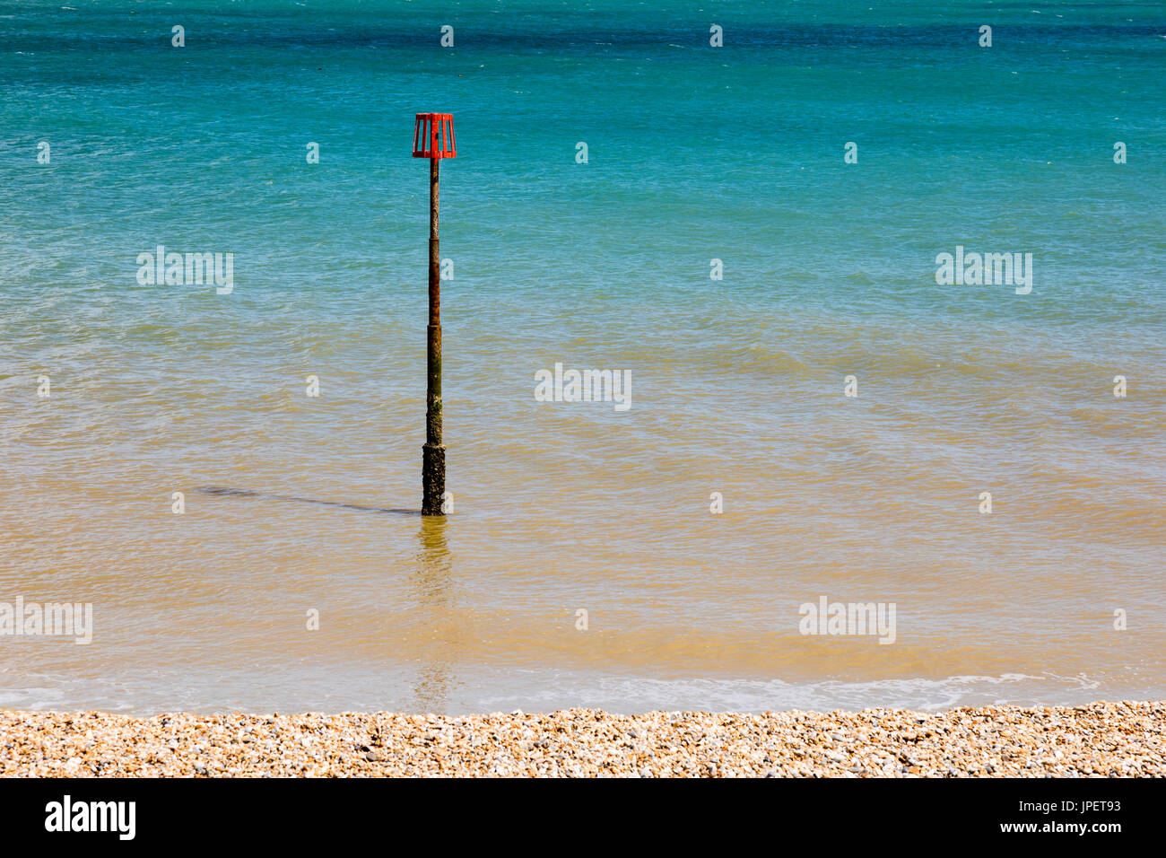 Eine Navigation Markierung am Strand von Deal, Kent, Großbritannien gegen die Azure blau Ärmelkanal. Stockfoto
