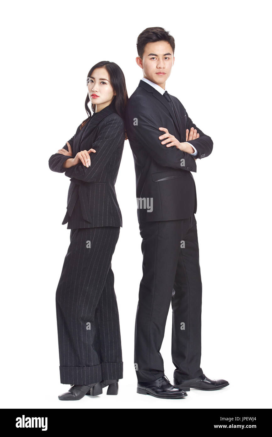 Studioportrait von asiatischen Unternehmen corporate Mann und Frau in Abendgarderobe, ernst, isoliert auf weißem Hintergrund. Stockfoto