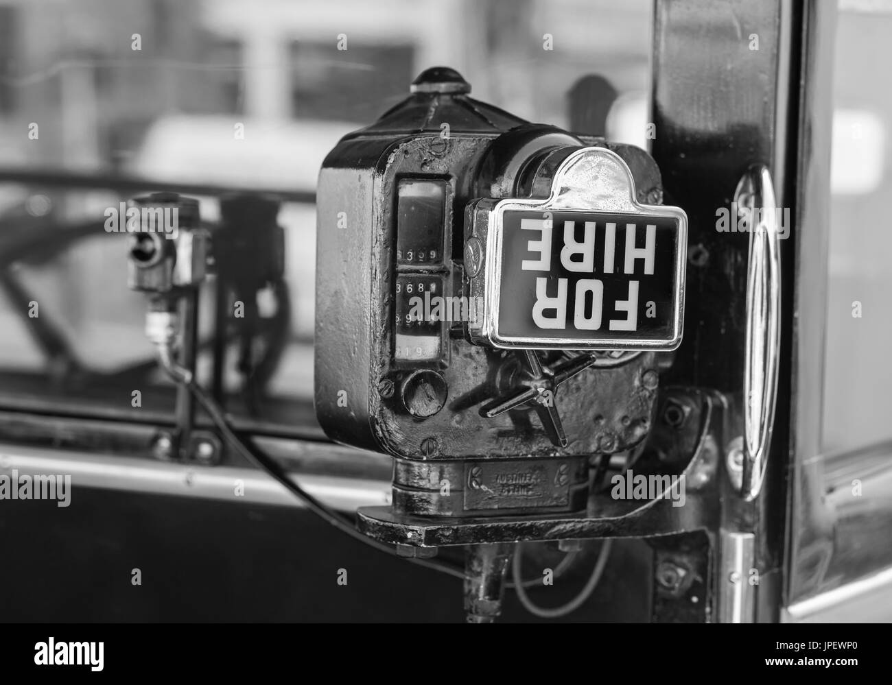 Argo Taxameter & For Hire Zeichen aus den 1930er Jahren ausgestattet, um einen Oldtimer London-Taxi. Taxameter Taxi ausgestattet Vantage Austin sechs Taxi im Vereinigten Königreich. B&W. Stockfoto