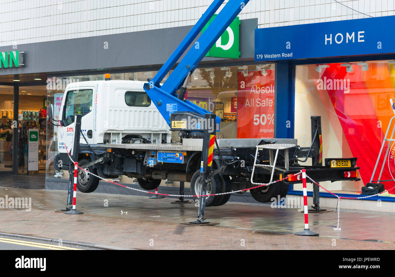 Mobile Hubarbeitsbühnen Plattform Kranwagen aus dem Boden mit Streben unterstützt werden. Stockfoto