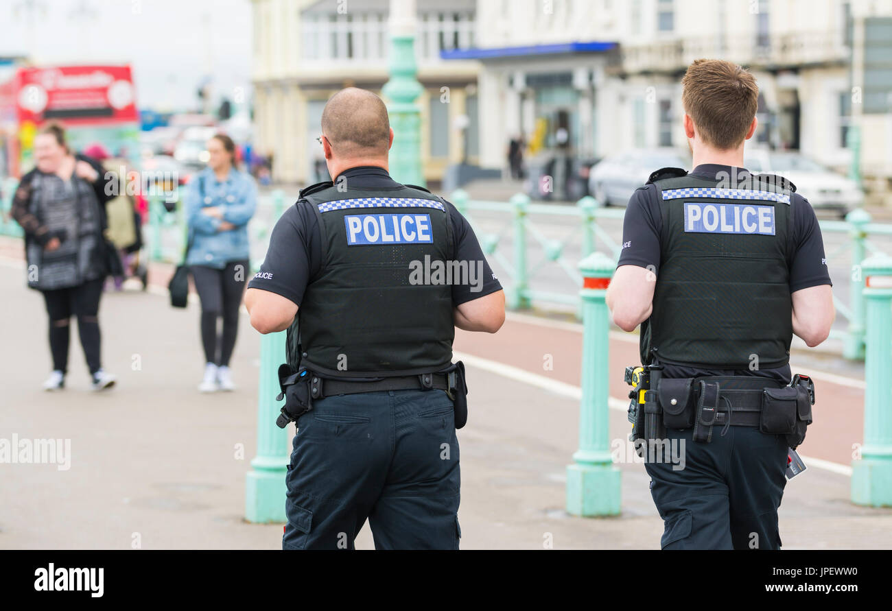 Paar von uniformierten Polizeibeamten Sussex an der Promenade in Brighton, East Sussex, England, UK. Stockfoto