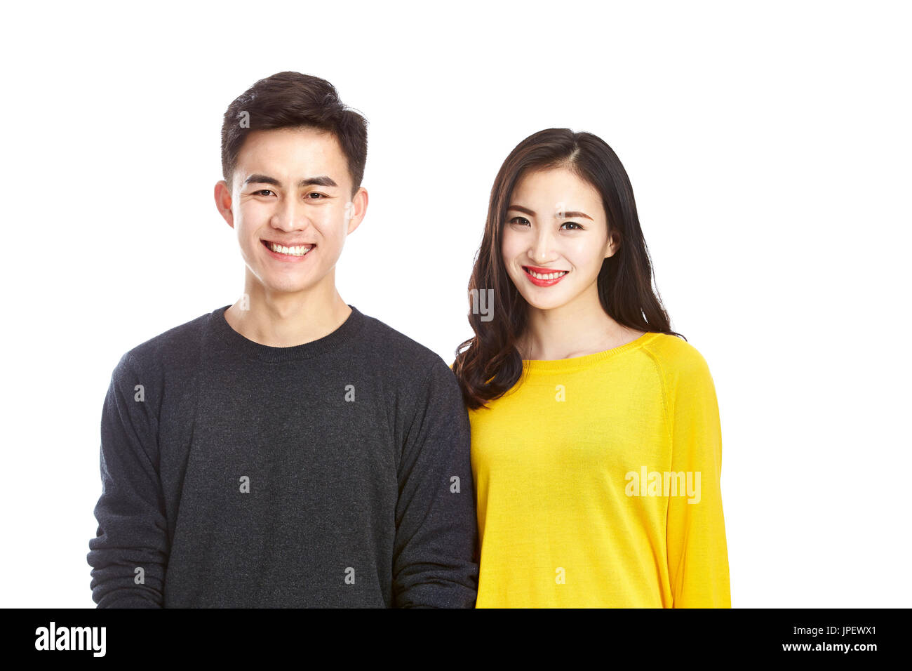 Studio-Porträt der jungen asiatischen paar Blick auf die Kamera zu Lächeln, Taille, isoliert auf weißem Hintergrund. Stockfoto