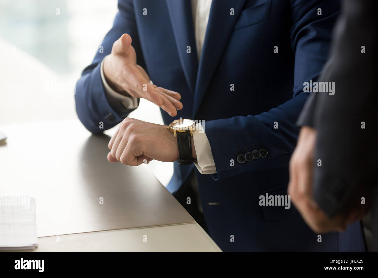 Geschäftsmann auf Armbanduhr, Pünktlichkeit, Zeitmanagement Stockfoto