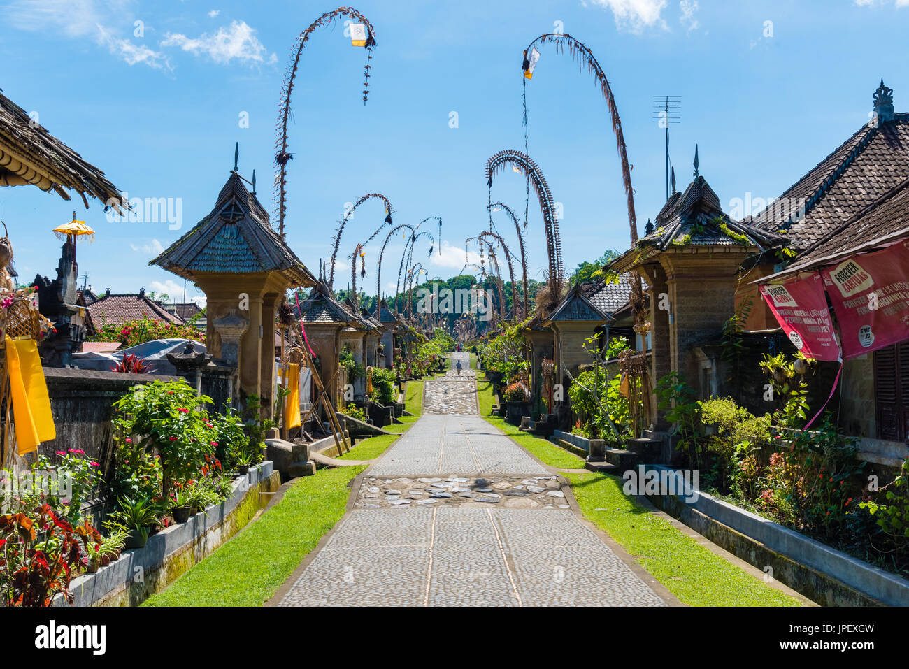 Bali, Indonesien - 9. Mai 2017: Penglipuran Dorf, am besten bekannt für seine gut erhaltene Kultur und Dorf Layout mit traditionellen Häusern in Bali, Ind Stockfoto