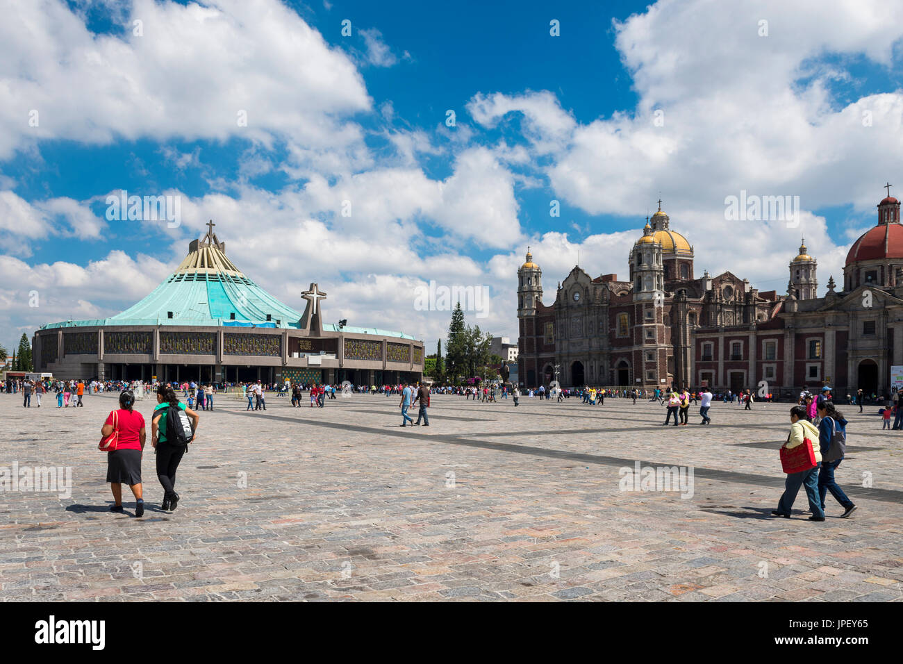 Mexiko-Stadt, Mexiko - 1. Juni 2014: Menschen in der Basilika der Muttergottes von Guadalupe, mit den alten und der neuen Basilika auf dem Hintergrund in Mexiko Ci Stockfoto