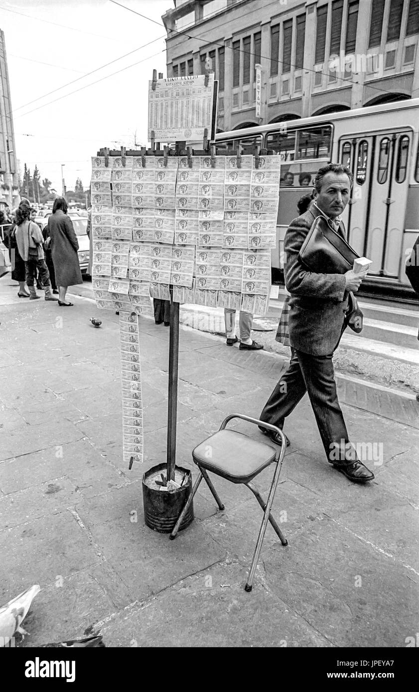 Vorbei an einer Lotterie-Stand auf der Straße in Athen im Jahr 1986 Männer Stockfoto
