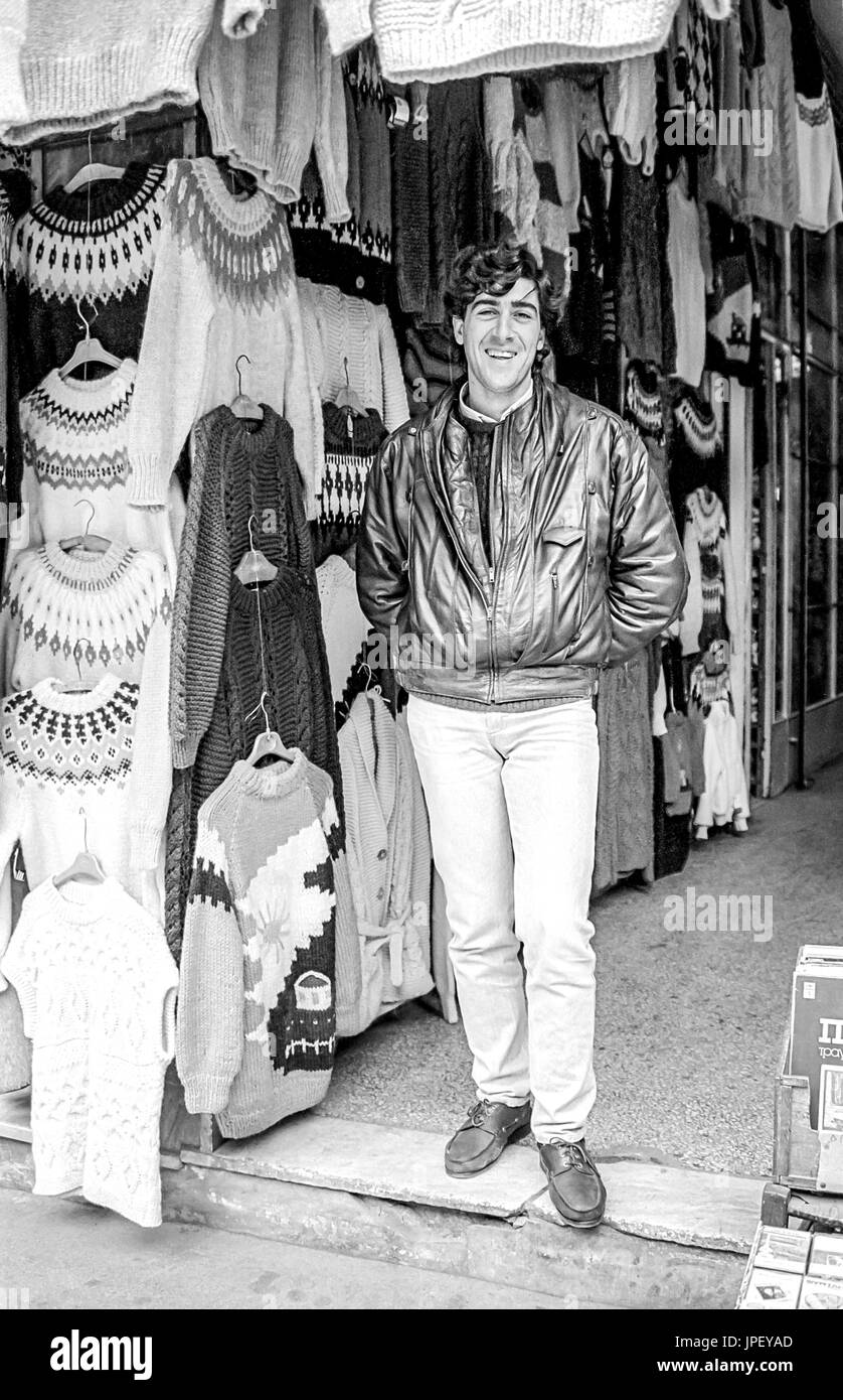Ein Ladenbesitzer in Athen im Jahr 1986 Stockfoto