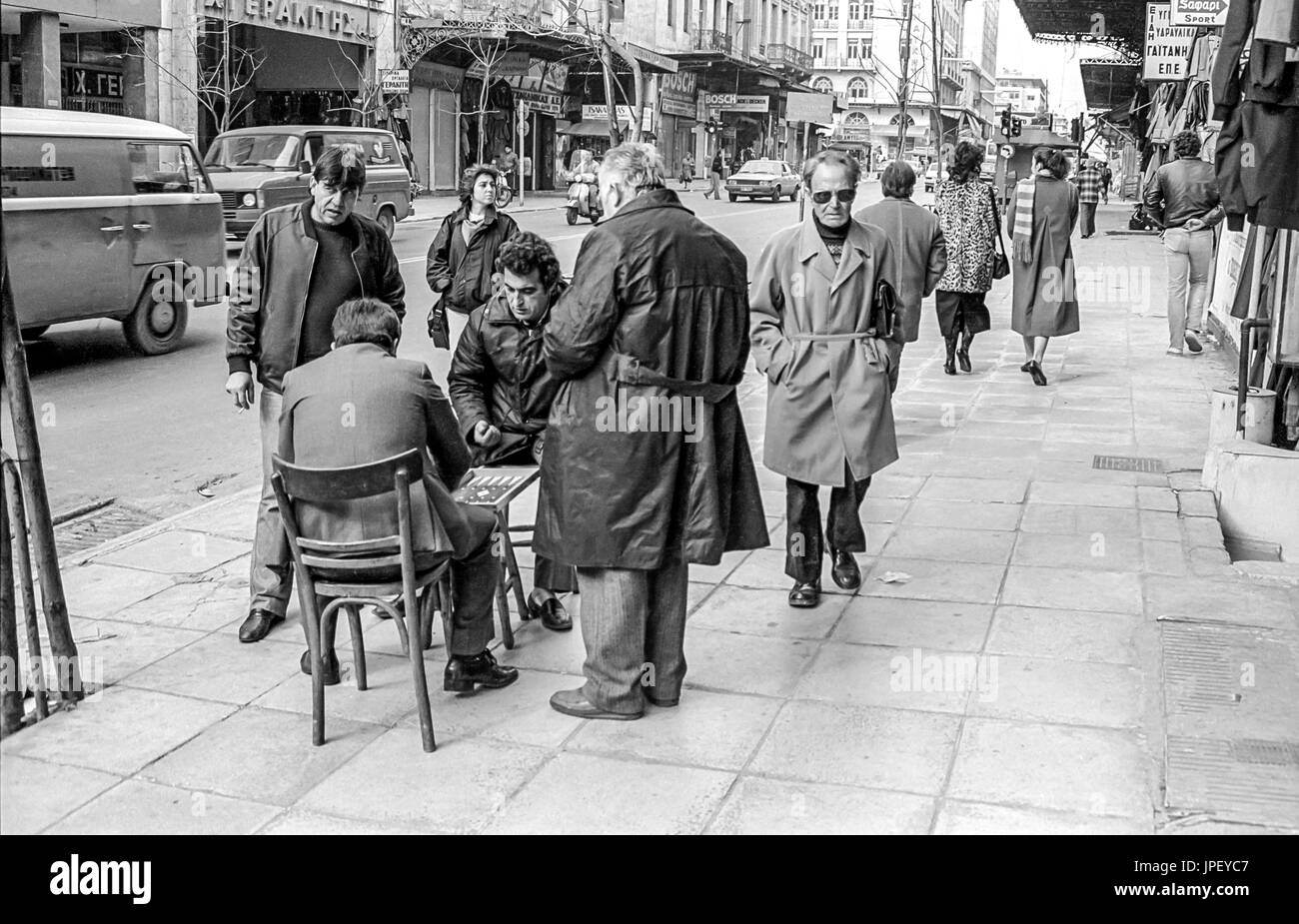 Männer spielen Backgammon auf der Straße in Athen im Jahr 1986 Stockfoto