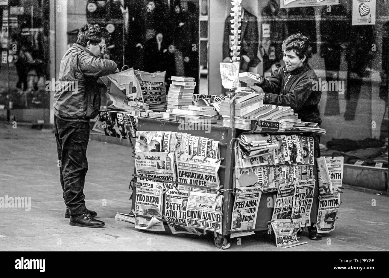 Zeitung-Anbieter in Athen im Jahr 1986 Stockfoto