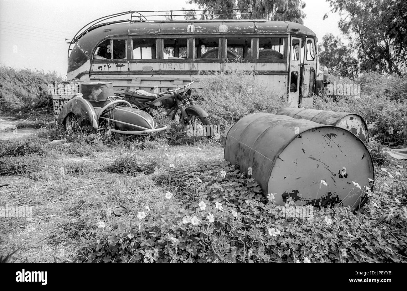 Einen rostigen Bus, Motorrad mit Beiwagen und Öl drum auf der griechischen Insel Santorin im Jahr 1986 Stockfoto