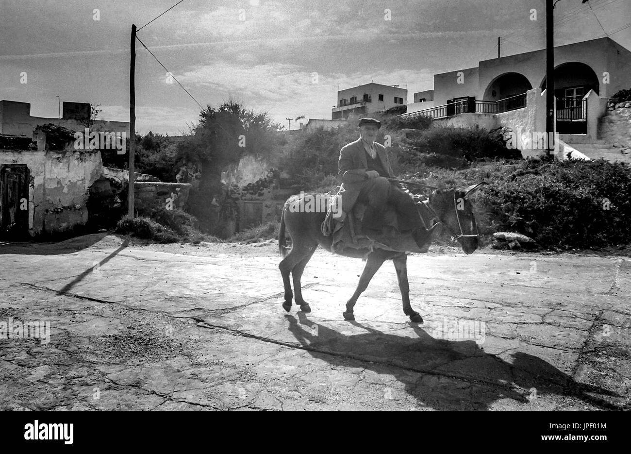 Ein Mann auf einem Esel auf der griechischen Insel Santorin im Jahr 1986 Stockfoto