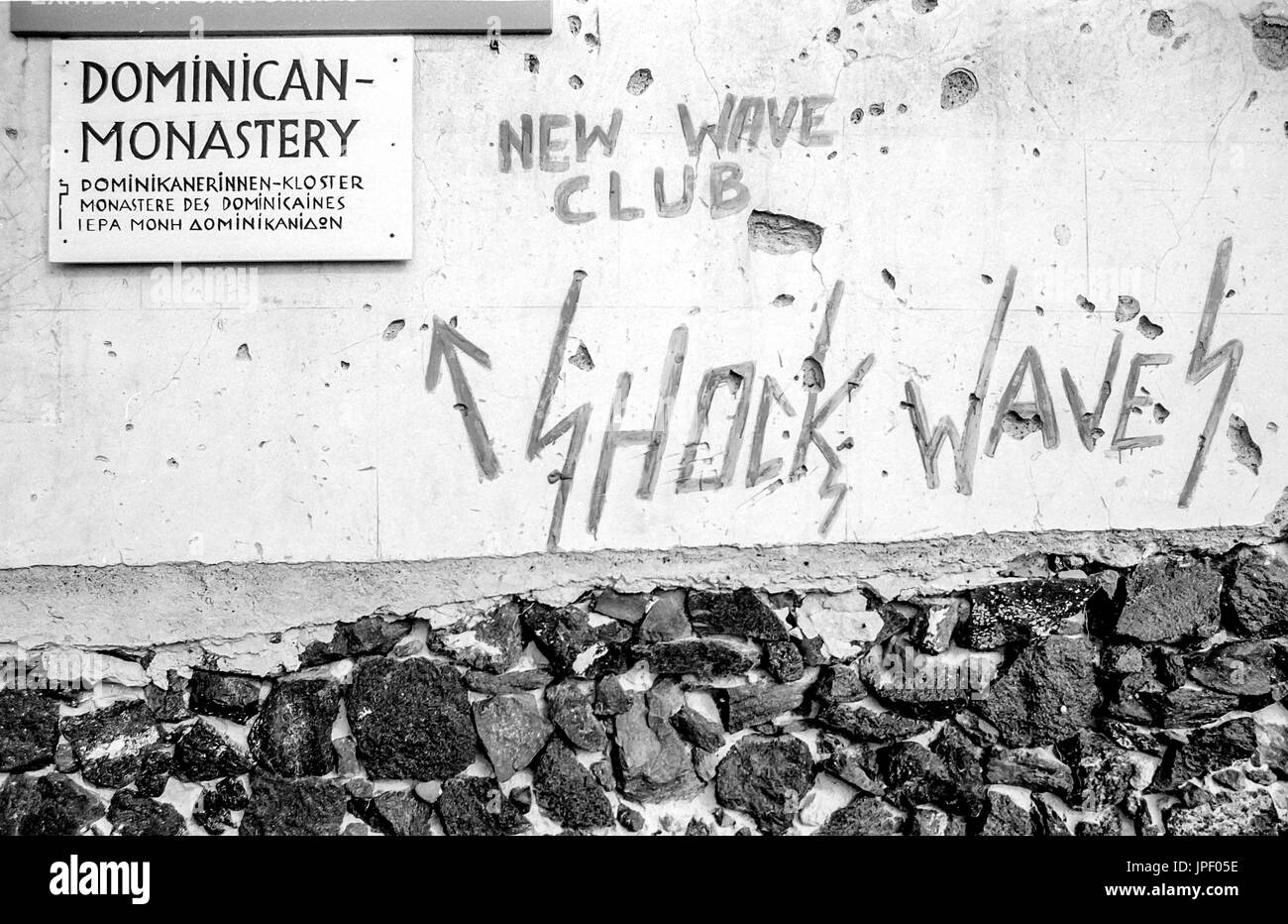 Ein Punk-Club neben einem Kloster auf Santorini, Geece 1986 Stockfoto