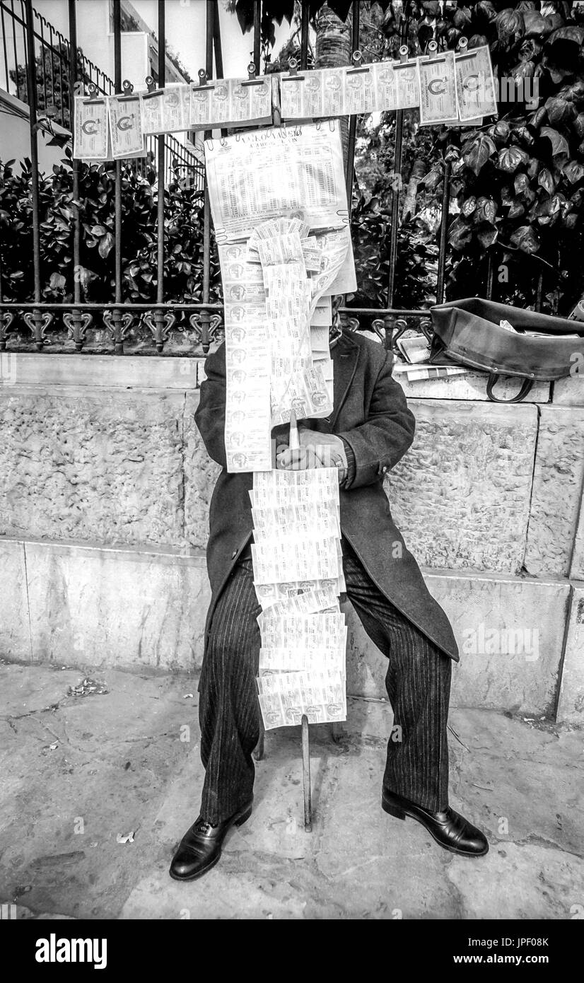 Ein Mann Lottoscheine in Athen im Jahr 1986 verkauft Stockfoto