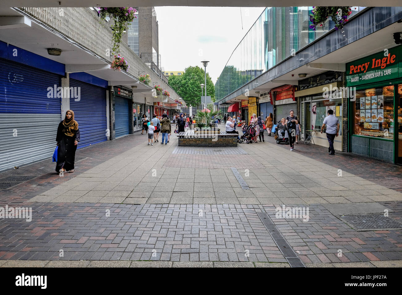 Pappel, London, UK - 16. Juli 2017: Vesey Pfad, Chrisp Straße an einem Sonntag mit Käufern.  Bereich auf der Suche laufen nach unten. Stockfoto