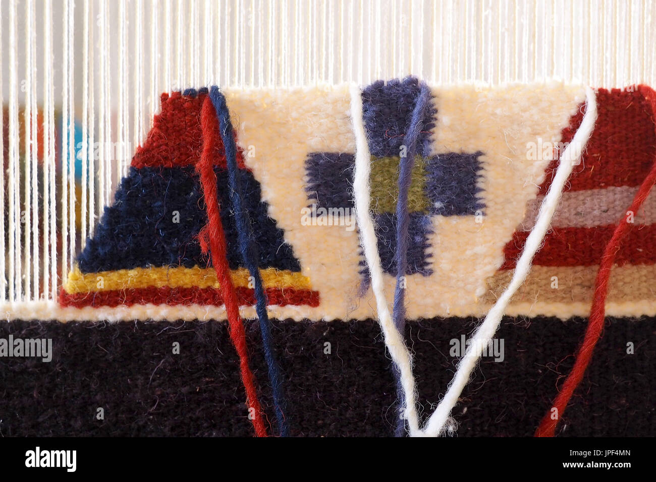 Wolle auf einer Hand Webstuhl für die Herstellung von Teppichen Stockfoto