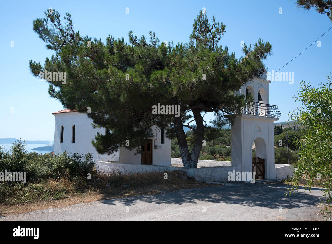 Weiße Kirche oben auf dem Hügel in korithi thront, auf der Insel Zakynthos in Griechenland Stockfoto