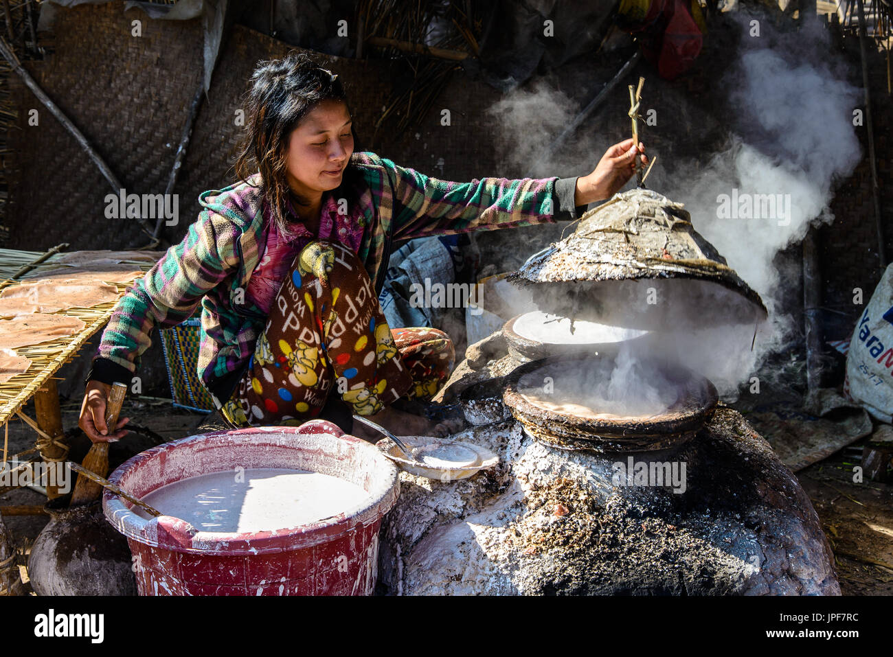 INLE-See, MYANMAR - 15. Februar 2014: junge burmesische Dame kochen Reis gezüchtet Stockfoto