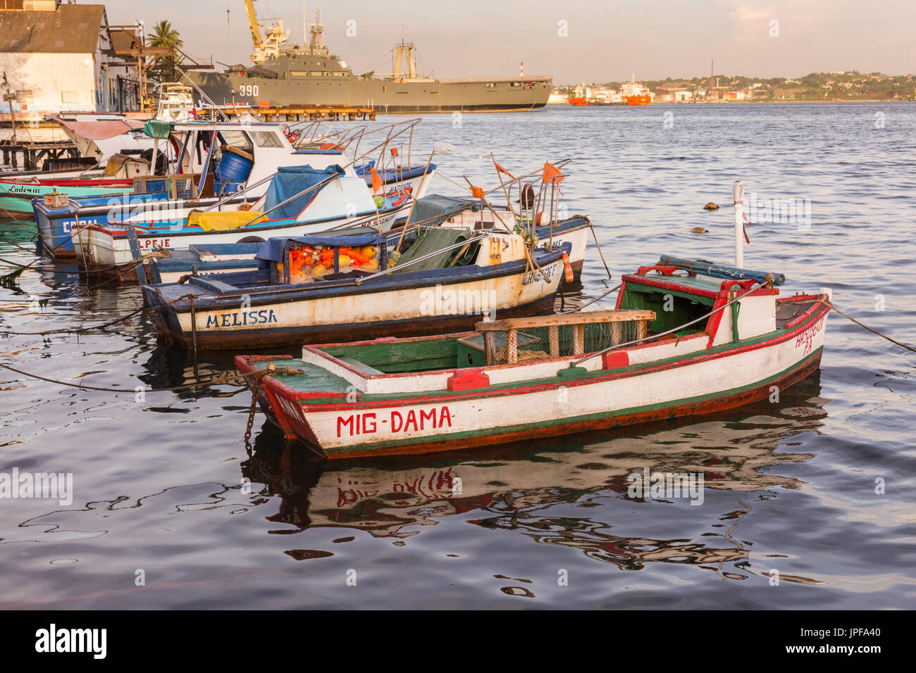 Fischerboote und Hütten am Hafen in der ruhigen, abseits des ausgetretenen Habana-Vororts Casa Blanca, Havanna, Kuba Stockfoto