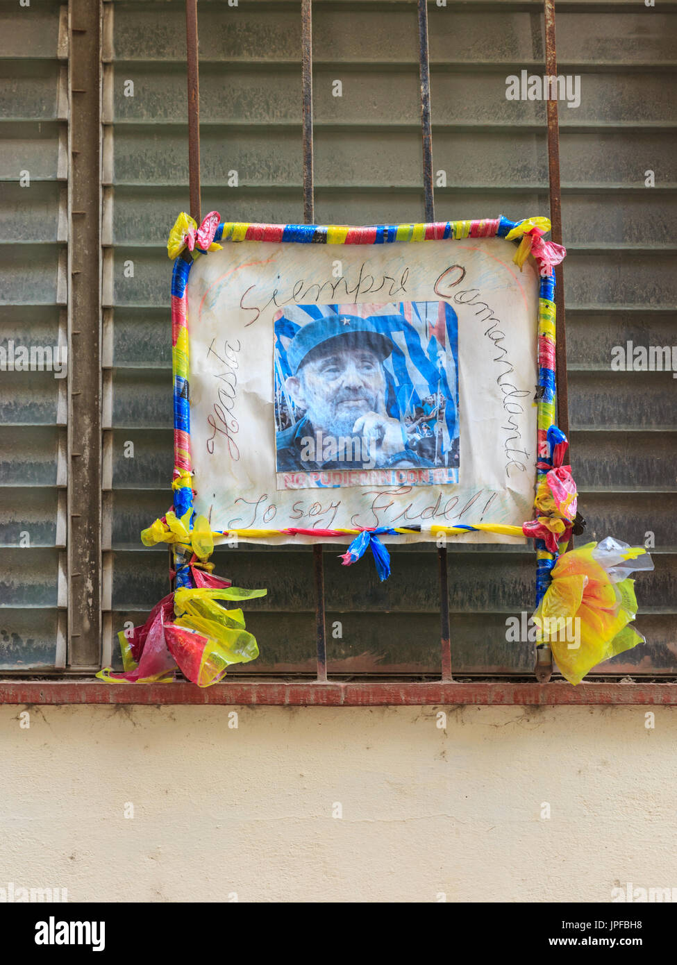 Denkmal-Bild von Fidel Castro mit "Hasta Siempre Comandante" und "Yo Soy Fidel" geschrieben, in Fenster, Havanna, Kuba Stockfoto