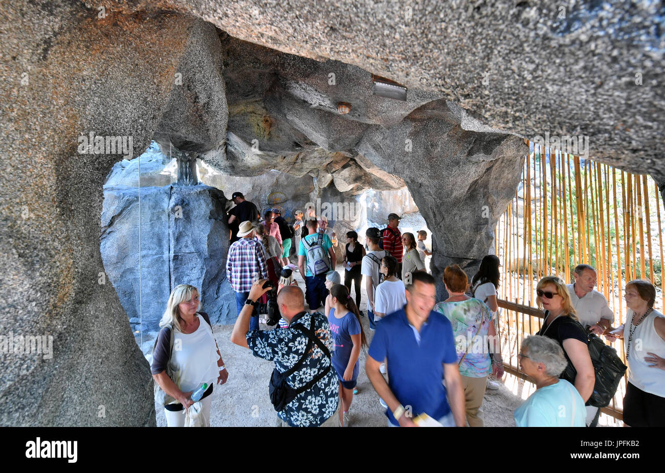 Leipzig, Deutschland. 1. August 2017. Die ersten Besucher bewundern die neu eröffneten Himalaya Landschaft Gehege im Zoo in Leipzig, Deutschland, 1. August 2017. Die Landschaft mit seinen sandigen Boden und Felsen bietet ein perfektes Umfeld für die vom Aussterben bedrohten roten Panda und Snow Leopard. Foto: Hendrik Schmidt/Dpa-Zentralbild/Dpa/Alamy Live News Stockfoto