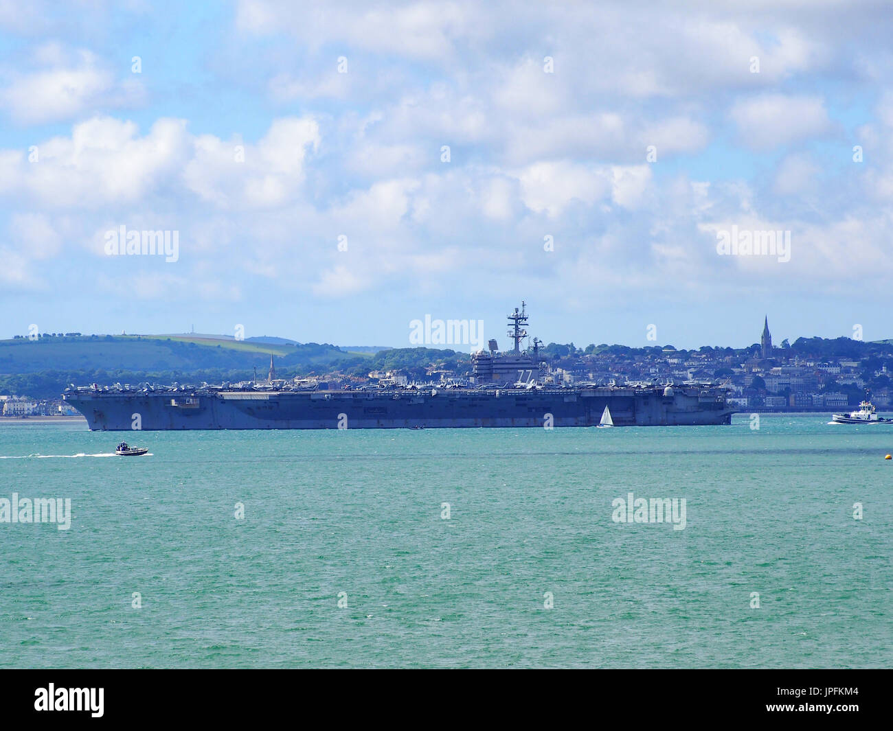 Portsmouth, Hampshire, UK. 1. August 2017.  USS George H W Bush eine Nimitz-Klasse, nukleare powered Flugzeugträger Blätter der Solent nach eine Woche lang zu besuchen, zusammen mit anderen Schiffen Betrieb innewohnende zu beheben, Kampf der globalen Koalition gegen den is beteiligt. Andere Mitglieder der Arbeitsgruppe waren USS Donald Cook, USS Philippine Sea und die norwegische Schiff HNoMS Helge Insgstad. Bildnachweis: Simon Evans/Alamy Live News Stockfoto