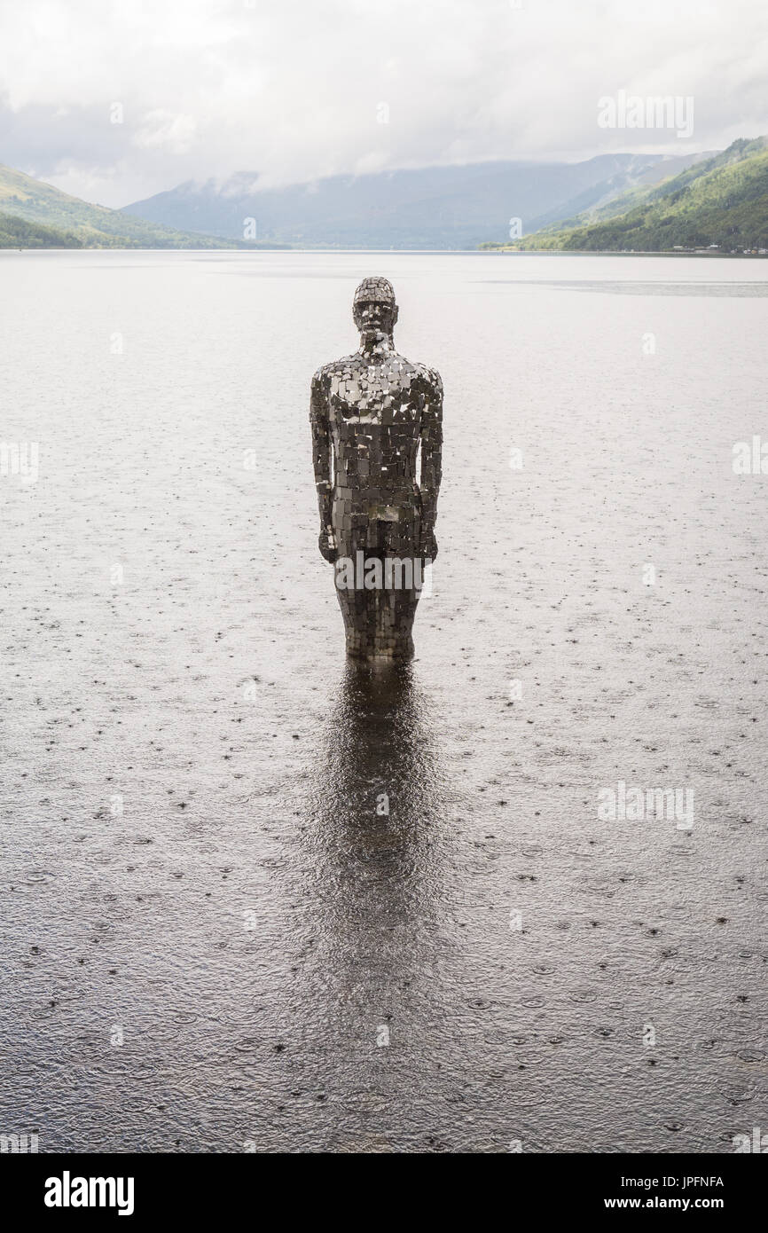 Loch Earn, St. Fillans, Perth and Kinross, Schottland, UK. 1. August 2017. UK-Wetter - eine sich abzeichnende Figur mit dem Titel "Still", aber lokal bekannt als Spiegel Mann ertragen täglich kräftige Schauer mit kurzen Teils sonnig. Das Kunstwerk des Künstlers Rob Mullholland besteht aus gespiegelten Fliesen. Bildnachweis: Kay Roxby/Alamy Live-Nachrichten Stockfoto